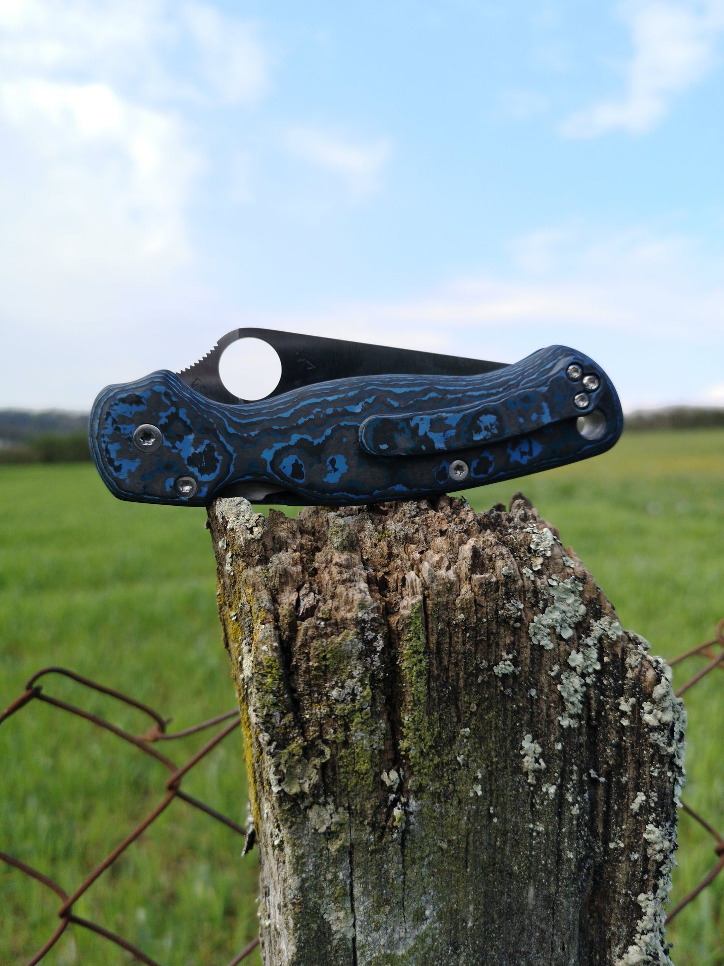 Scales in Carbon by Fatcarbon for Spyderco Paramilitary 2 with assorted clip and backspacer