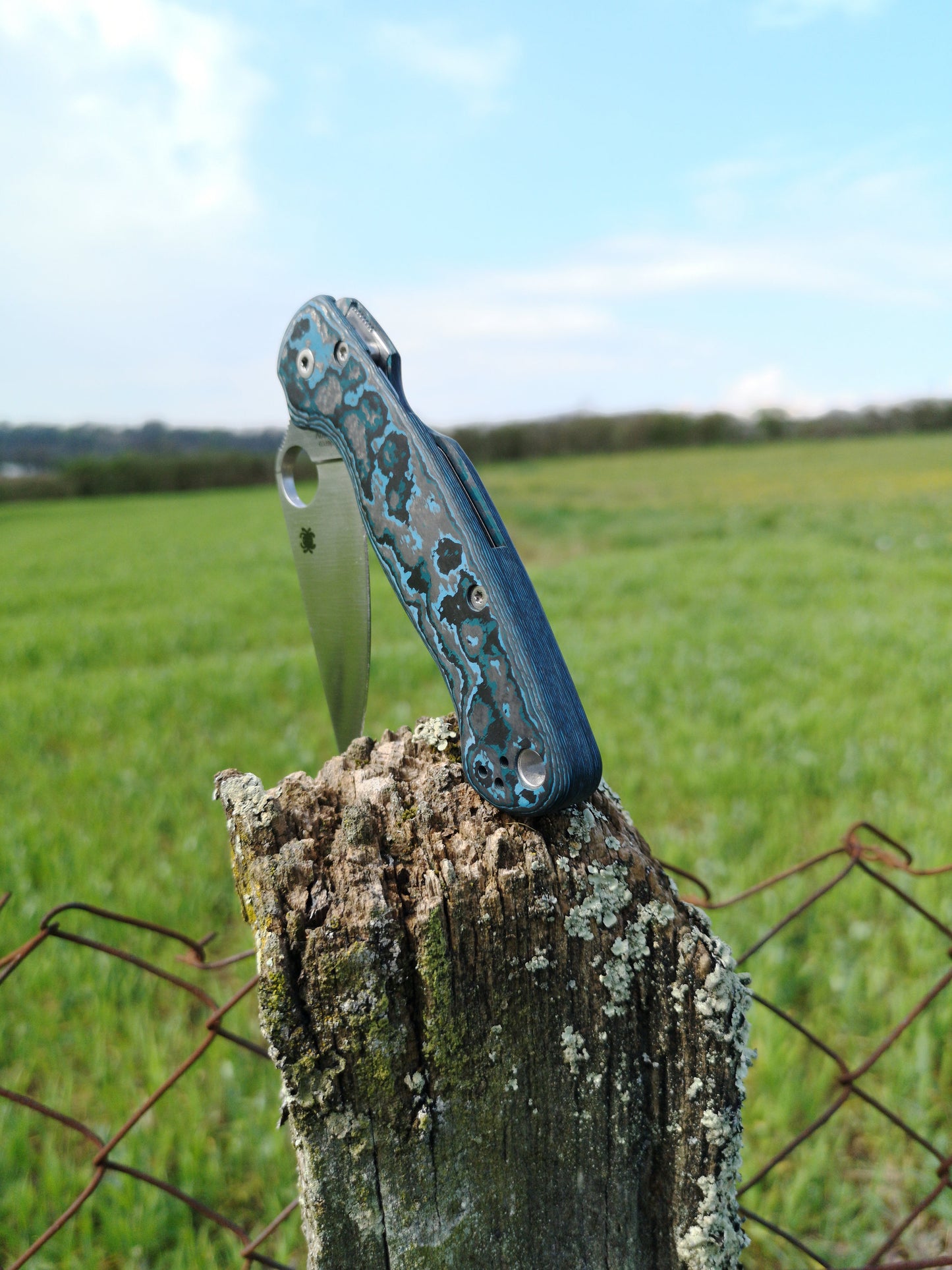 Scales in Carbon by Fatcarbon for Spyderco Paramilitary 2 with assorted clip and backspacer