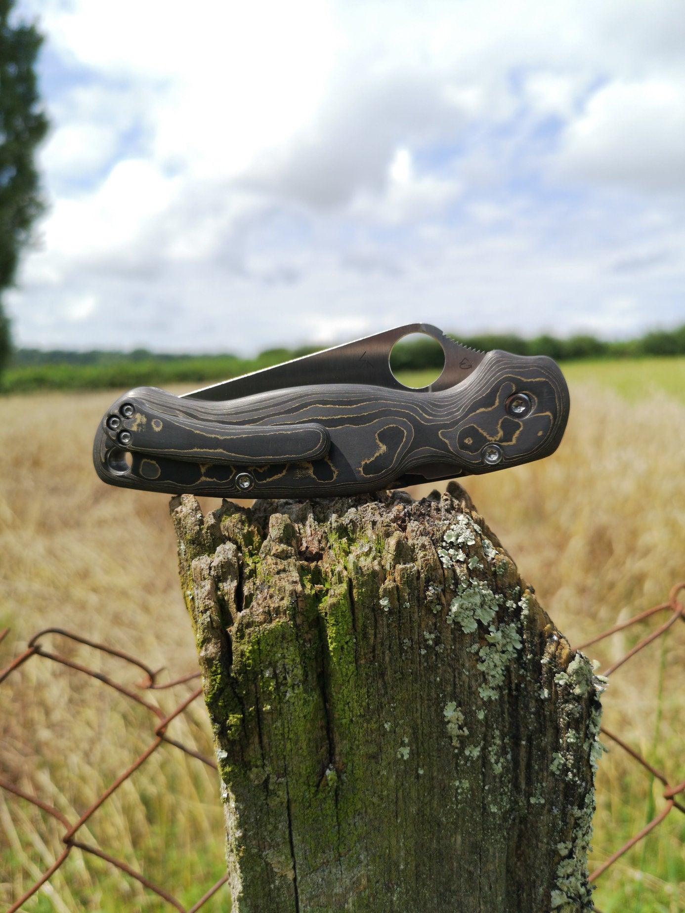 Scales in Carbon by Fatcarbon for Spyderco Paramilitary 2 with assorted clip and backspacer