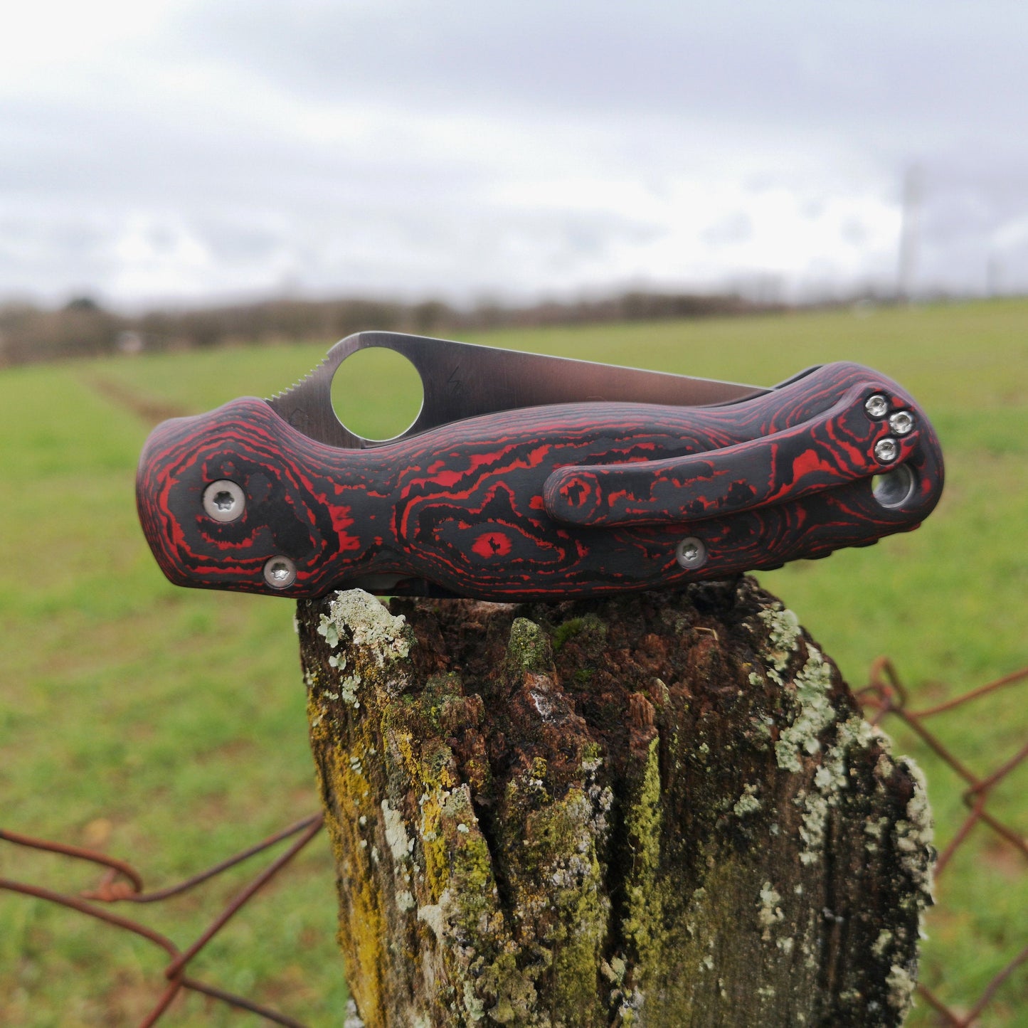 Scales in Carbon by Fatcarbon for Spyderco Paramilitary 2 with assorted clip and backspacer