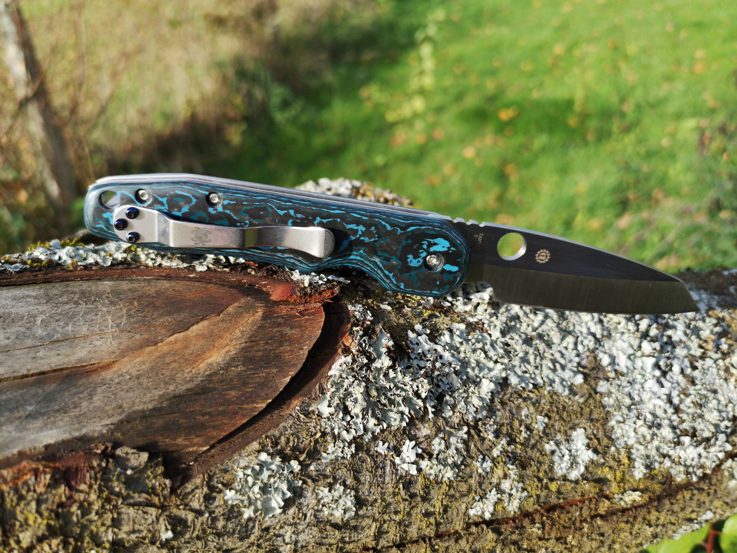 Scales in Carbon by Fatcarbon for Spyderco Smock