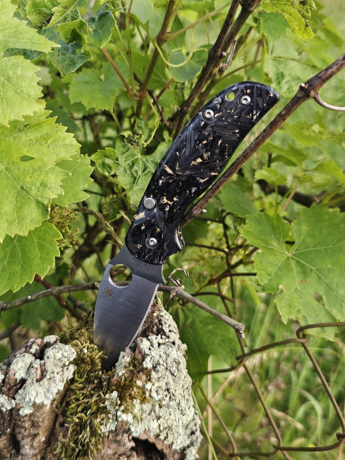 Scales in Shredded carbon for Spyderco Sage 5, 5LW or 6