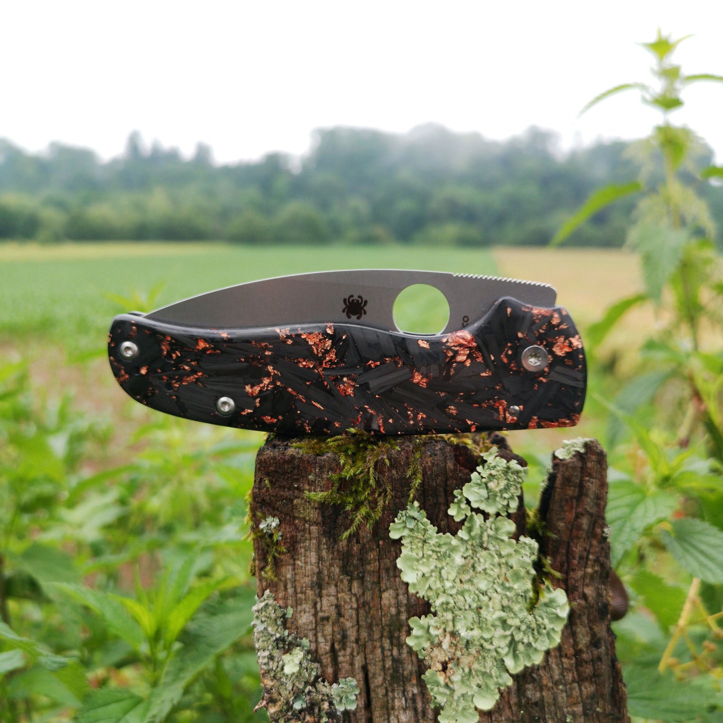 Scales in Shredded carbon for Spyderco Shaman