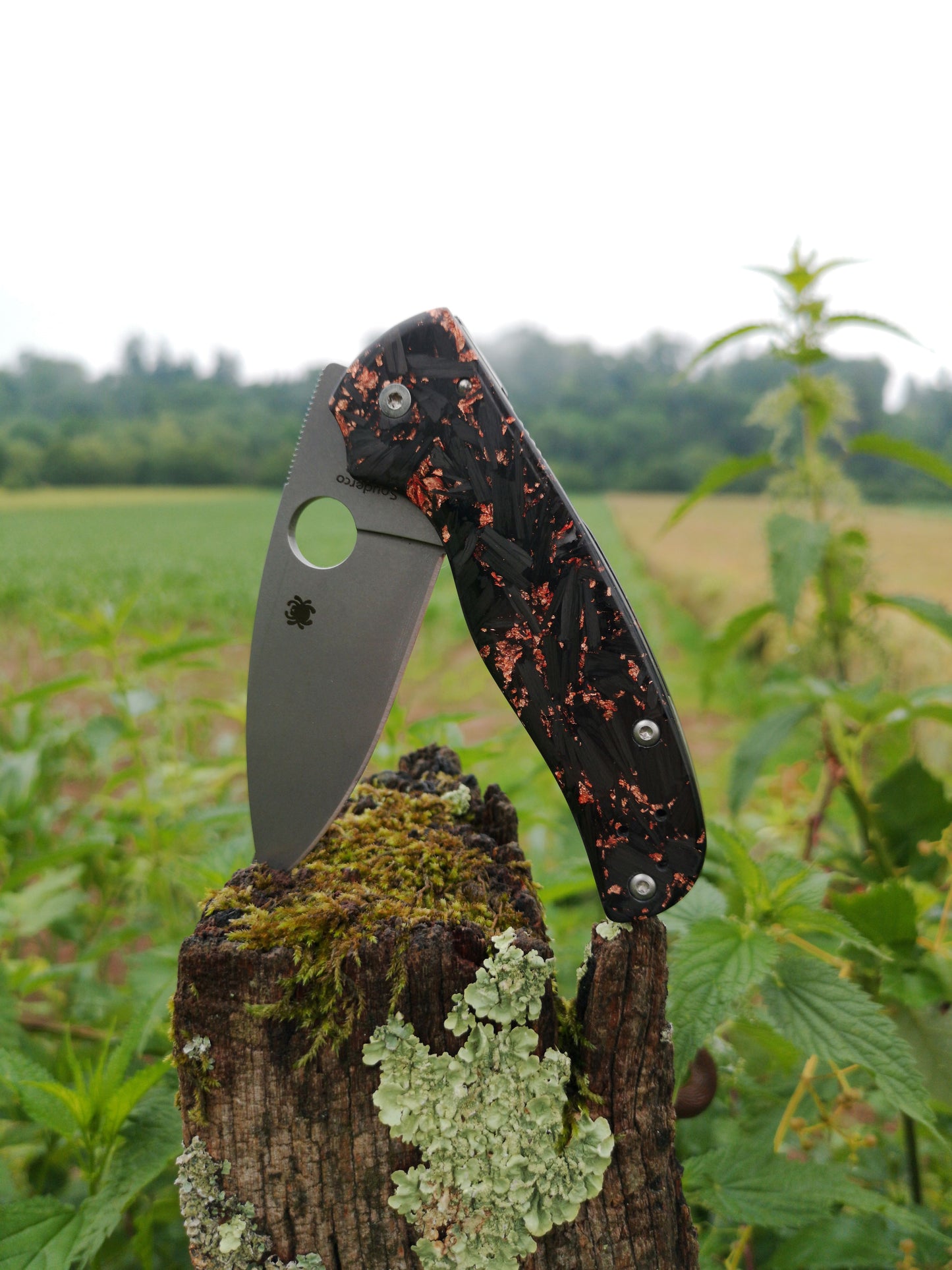 Scales in Shredded carbon for Spyderco Shaman