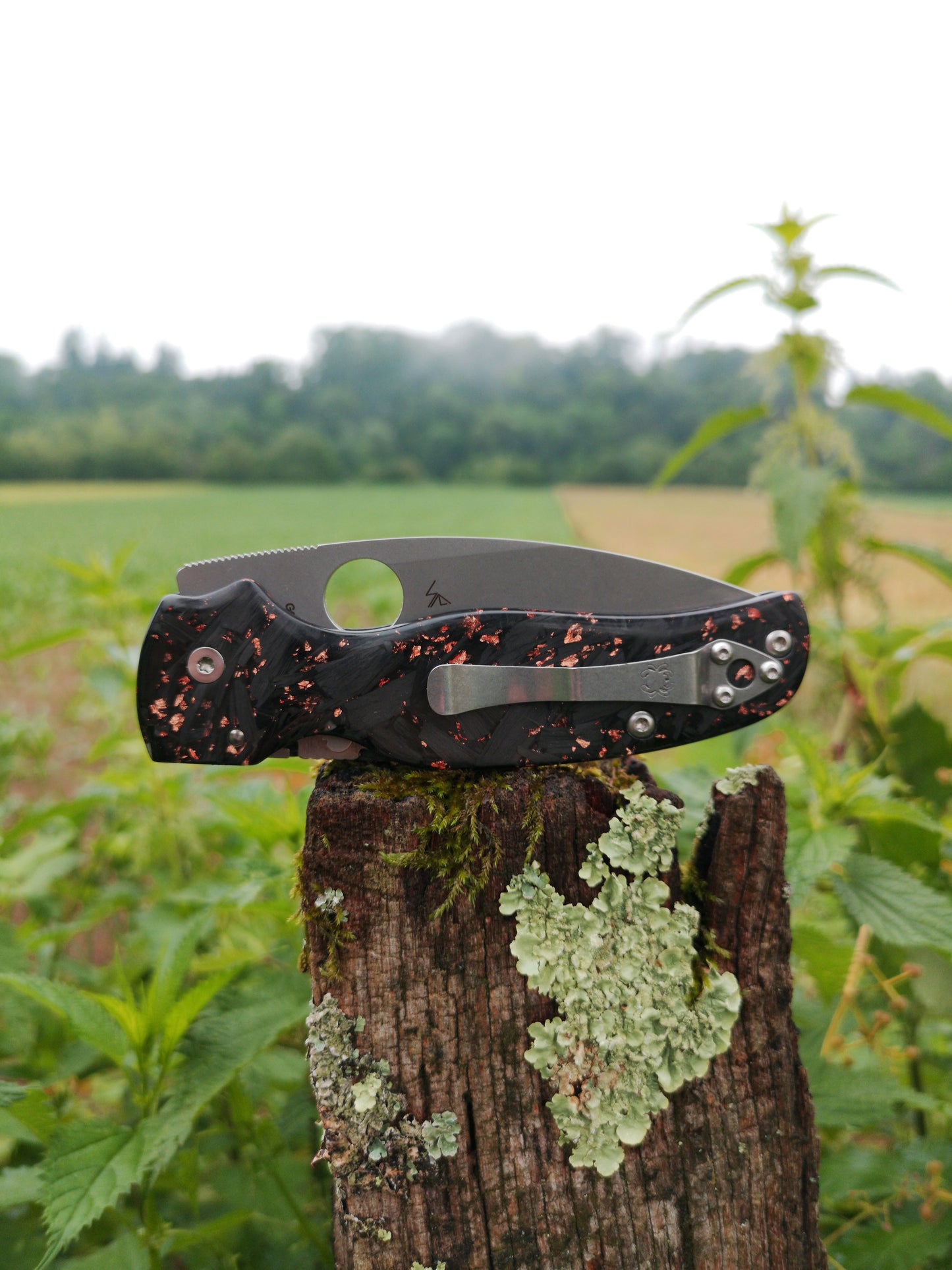 Scales in Shredded carbon for Spyderco Shaman