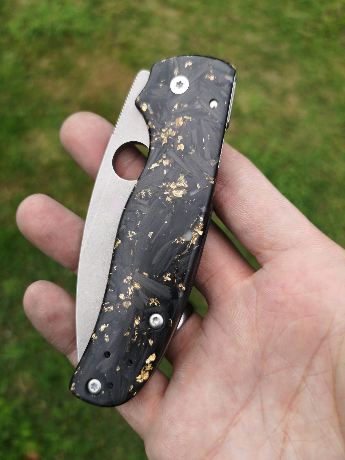 Scales in Shredded carbon for Spyderco Shaman